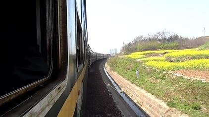 07:00铁路火车风景火车出信阳站开往潢川方向,记录宁西铁路河南境内.